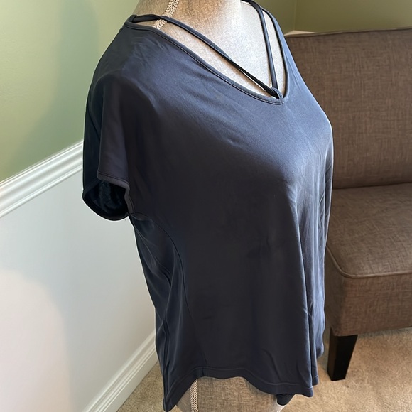 Beautiful tshirt with cute details! - Picture 2 of 5